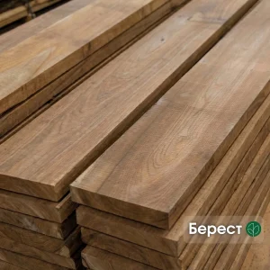 Kiln-dried 52 mm edged elm boards of first grade stacked in a warehouse.