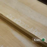 Close-up of an extra grade edged maple board showing chalk dimensions 3100x620x52 mm.