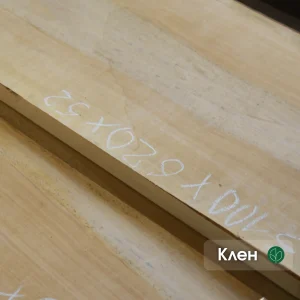 Close-up of an extra grade edged maple board showing chalk dimensions 3100x620x52 mm.