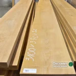 A stack of premium edged Amur cork tree boards with marked dimensions of 3100x390x52 mm.