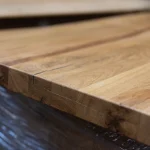 Detailed view of the 35mm thick edge and solid-lamella joints of the oak furniture board.