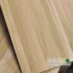 Solid-lamella oak furniture panel with a label highlighting the premium wood quality.