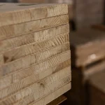 Detailed close-up of the multi-layer edge structure of a 13mm Ceiba blockboard.