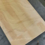 Close-up top view of the natural ceiba veneer grain pattern on an 18 mm blockboard.