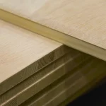 Detailed close-up of the blockboard edge showing the inner wood core and the thin ceiba veneer layer.