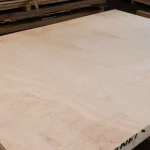 Вид сверху на большой лист столярной плиты сейба размером 2800x2070 мм на складе.
