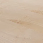 Крупный план текстуры натурального шпона сейбы на поверхности столярной плиты.