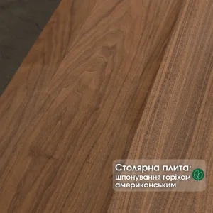 Текстура столярной плиты толщиной 14 мм, шпонированной американским орехом.