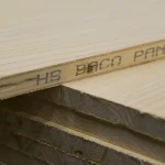Close-up of the blockboard edge showing the inner wood core and the white ash veneer layer.