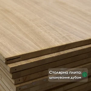 Стопка столярных плит, шпонированных дубом, крупным планом с торца, демонстрирующая структуру.