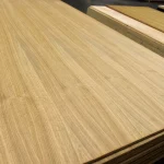 Beautiful natural wood grain pattern on the oak veneered blockboard surface.