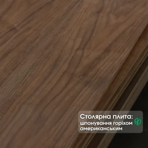 Крупный план столярной плиты 19 мм, шпонированной американским орехом, с детальной текстурой древесины.