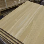 Angled view of the smooth sanded surface of a solid-lamella oak panel.