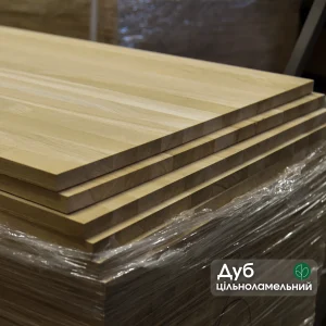 Stack of oak furniture panels with text overlay indicating solid lamella oak.