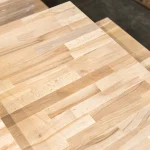 Diagonal close-up of the natural wood pattern on a beech finger-jointed board.