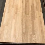 Surface of a 3x1 m finger-jointed oak panel, grade 2.