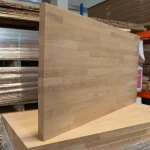 Vertically placed 40 mm oak furniture board showing the side edge and face grain.