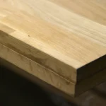 Close-up of the 40 mm thick edge of the oak sandwich furniture panel.