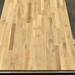 Top-down view of the finger-jointed oak board surface showing lamella structure.
