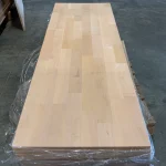 Full-length view of the 2x0.65m finger-jointed alder panel on a pallet, showing the entire surface.
