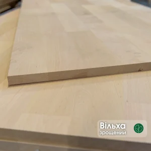 Close-up of the edge and surface of a 20 mm finger-jointed alder furniture board.
