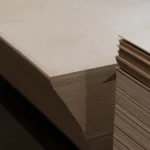 Угол пачки фанеры ФК 4 мм, демонстрирующий ровные слои шпона и толщину листа.