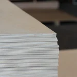 Стопка листов фанеры ФК 4 мм B/BB на складе, вид сбоку на торцы.