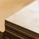 Торцева кромка березової фанери ФК 18 мм, що демонструє багатошарову структуру листа.