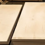 Стопки вологостійкої березової фанери ФК розміром 2500x1250 мм.
