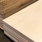 Крупний план кута пачки березової фанери ФК 18 мм із маркуванням сорту.