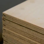 Торцы листов фанеры ФСФ толщиной 18 мм, видны слои березового шпона.