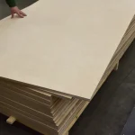 Процес відбору шліфованої фанери ФСФ 21 мм BB/CP на складі WoodWay Expert.