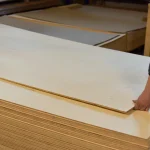 Процес відбору листа вологостійкої фанери ФСФ 9 мм на складі.