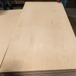 Лист березової фанери ФСФ 9 мм 2500x1250 мм на палеті.