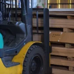 Навантажувач біля палет із фанерою ФСФ 18 мм на складі WoodWay Expert