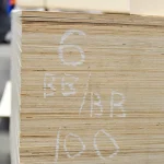 Торцы листов фанеры ФСФ 6 мм в пачке с маркировкой сорта BB/BB