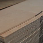 Крупний план торця листа гнучкої фанери сейби 5 мм у пачці