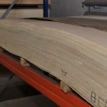 Пачка гнучкої фанери сейби 5 мм на стелажі складу