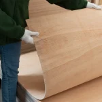 Текстура поверхні гнучкої фанери 5 мм із сейби під час згинання.