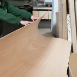Демонстрація гнучкості листа фанери із сейби 8 мм на складі WoodWay Expert