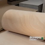 Гнучка фанера із сейби 8 мм, згорнута в рулон, демонструє еластичність матеріалу.