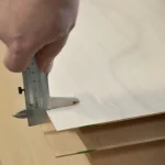 Измерение толщины морской фанеры штангенциркулем — 2 мм