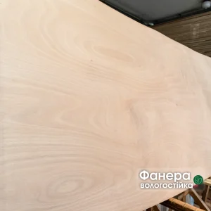 Лист морской фанеры 4 мм B/BB размером 2500x1220 мм с гладкой светлой поверхностью