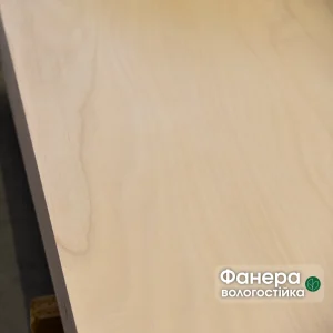 Лист влагостойкой морской фанеры 6 мм с гладкой светлой поверхностью.