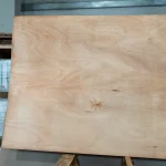 Лист морской фанеры сорта B/BB с натуральной текстурой дерева.
