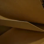 Абстрактне зображення вигнутого листа фанери окуме золотистого кольору
