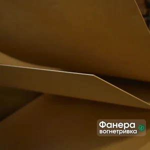 Крупний план вигнутого листа фанери окуме з накладеним логотипом бренду