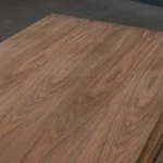 Поверхня листа фанери шпонованої горіхом американським 2500x1250 мм