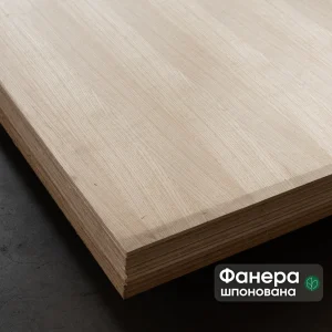 Угол листа шпонированной фанеры ясень белый толщиной 16 мм с фирменным логотипом.