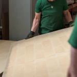 Процесс отбора и перемещения листа шпонированной фанеры ясень белый на складе WoodWay Expert.